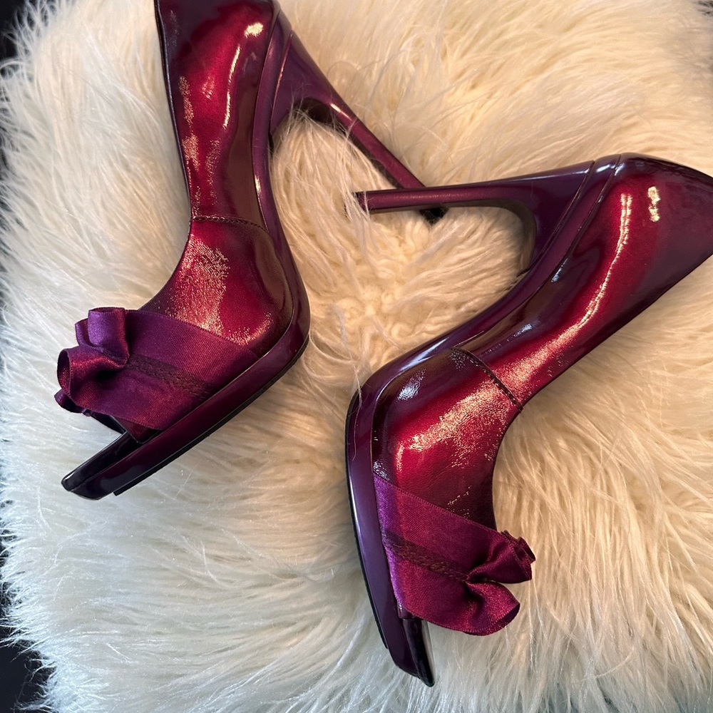 Carlos Santana purple heels with bow. Size 7M
